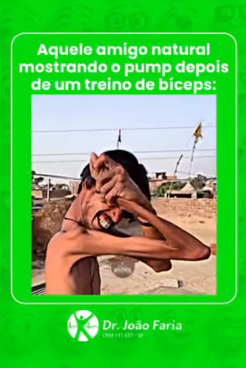 Aquele amigo natural mostransdo o pump de um treino de biceps